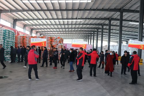 筑夢(mèng)峰會(huì)核心客戶參觀通四方農(nóng)科成品庫(kù) 筑夢(mèng)峰會(huì)核心客戶參觀通四方農(nóng)科成品庫(kù)