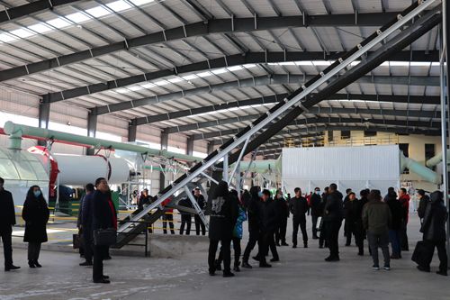 筑夢(mèng)峰會(huì)核心客戶參觀通四方農(nóng)科高塔車(chē)間產(chǎn)品篩分工段 筑夢(mèng)峰會(huì)核心客戶參觀通四方農(nóng)科高塔車(chē)間產(chǎn)品篩分工段