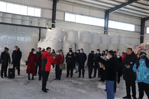 筑夢(mèng)峰會(huì)核心客戶參觀通四方農(nóng)科原料車(chē)間 筑夢(mèng)峰會(huì)核心客戶參觀通四方農(nóng)科原料車(chē)間